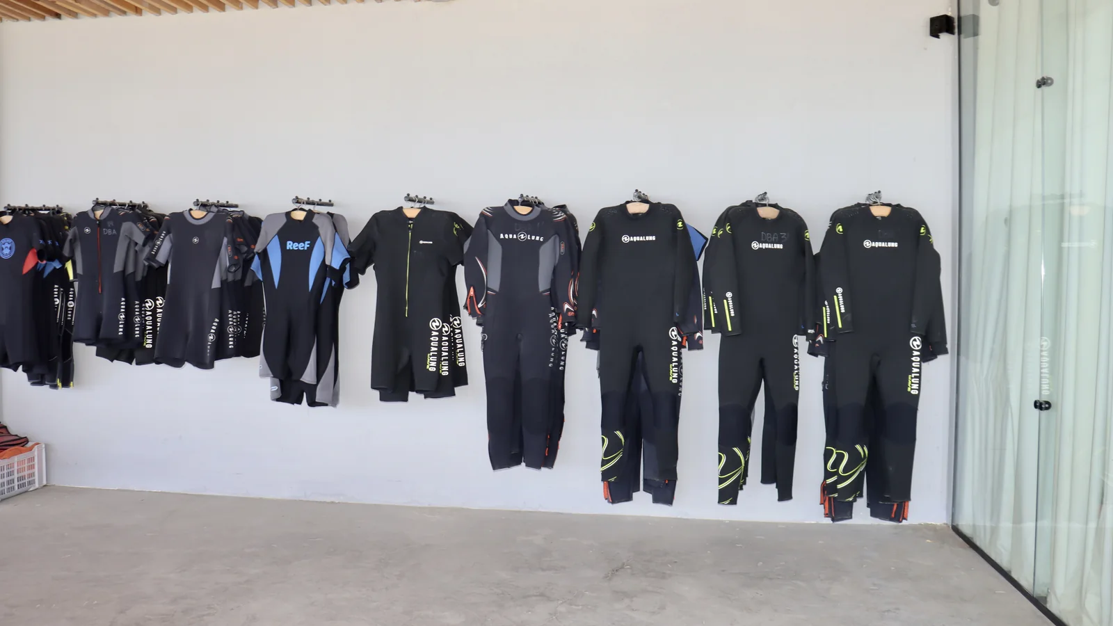 Quality diving equipment · 2/6